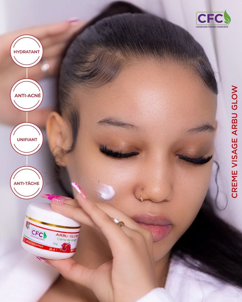 Présentation de la crème visage CFC Arbu Glow avec un mannequin
